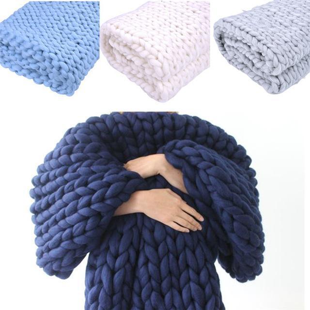 Handgemachte Grobstrick-Decke – weich und warm für das Sofa
