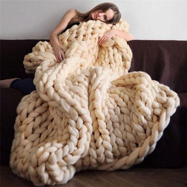 Handgemachte Grobstrick-Decke – weich und warm für das Sofa