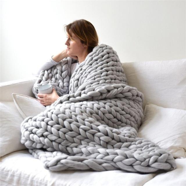 Handgemachte Grobstrick-Decke – weich und warm für das Sofa