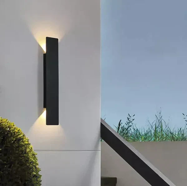 Moderne Außenleuchte – LED-Wandleuchte auf/ab, wasserdicht, vertikales Design