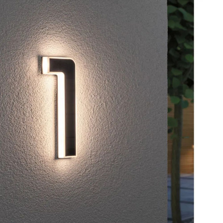 Solarbeleuchtete Hausnummer mit LED und Dämmerungssensor