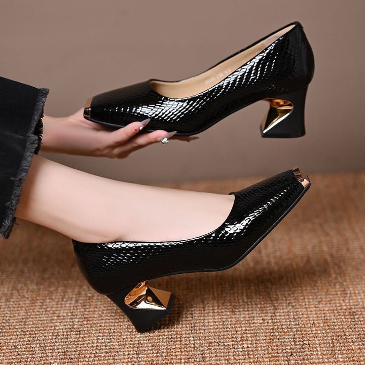 Pumps mit Schlangenprint und quadratischer Spitze