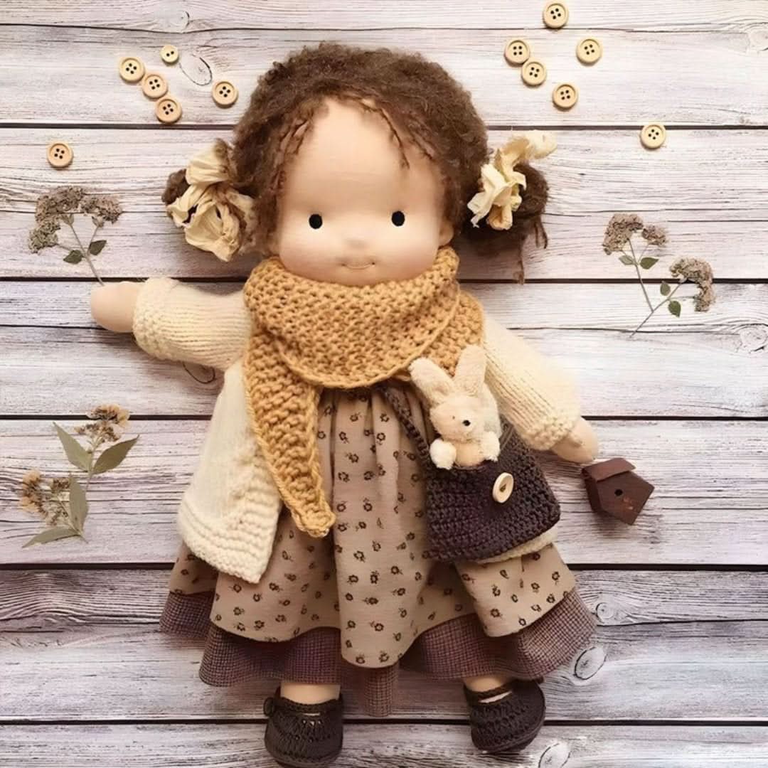 Handgemachte Waldorfpuppe aus natürlichen Materialien – 30 cm gross