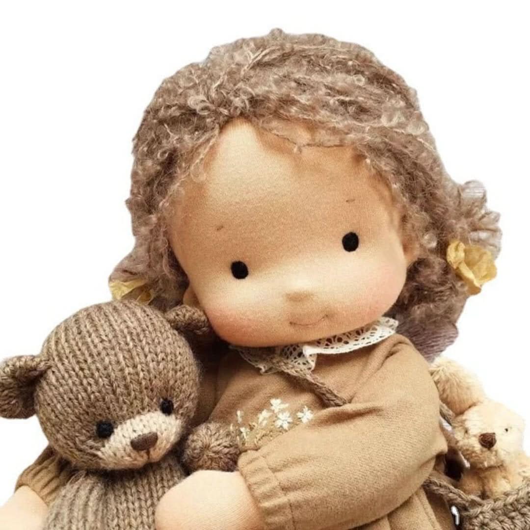 Handgemachte Waldorfpuppe aus natürlichen Materialien – 30 cm gross