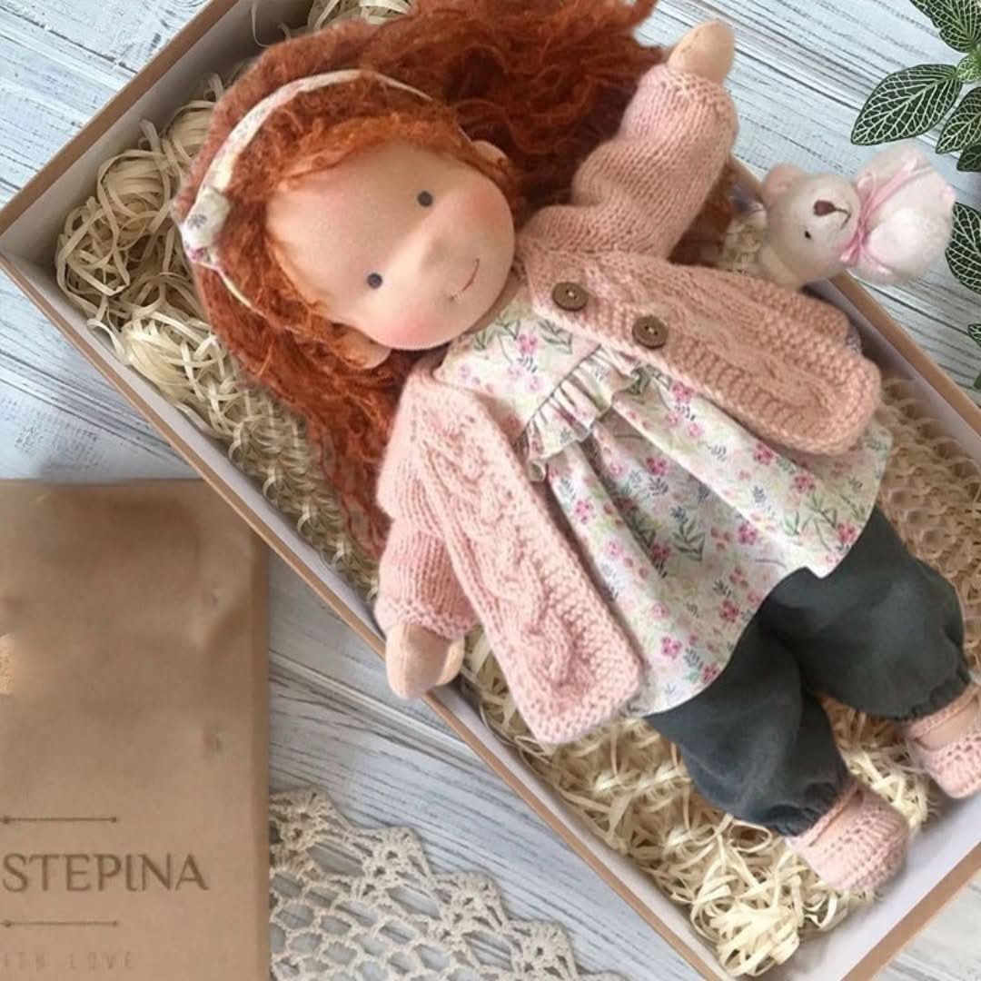 Handgemachte Waldorfpuppe aus natürlichen Materialien – 30 cm gross
