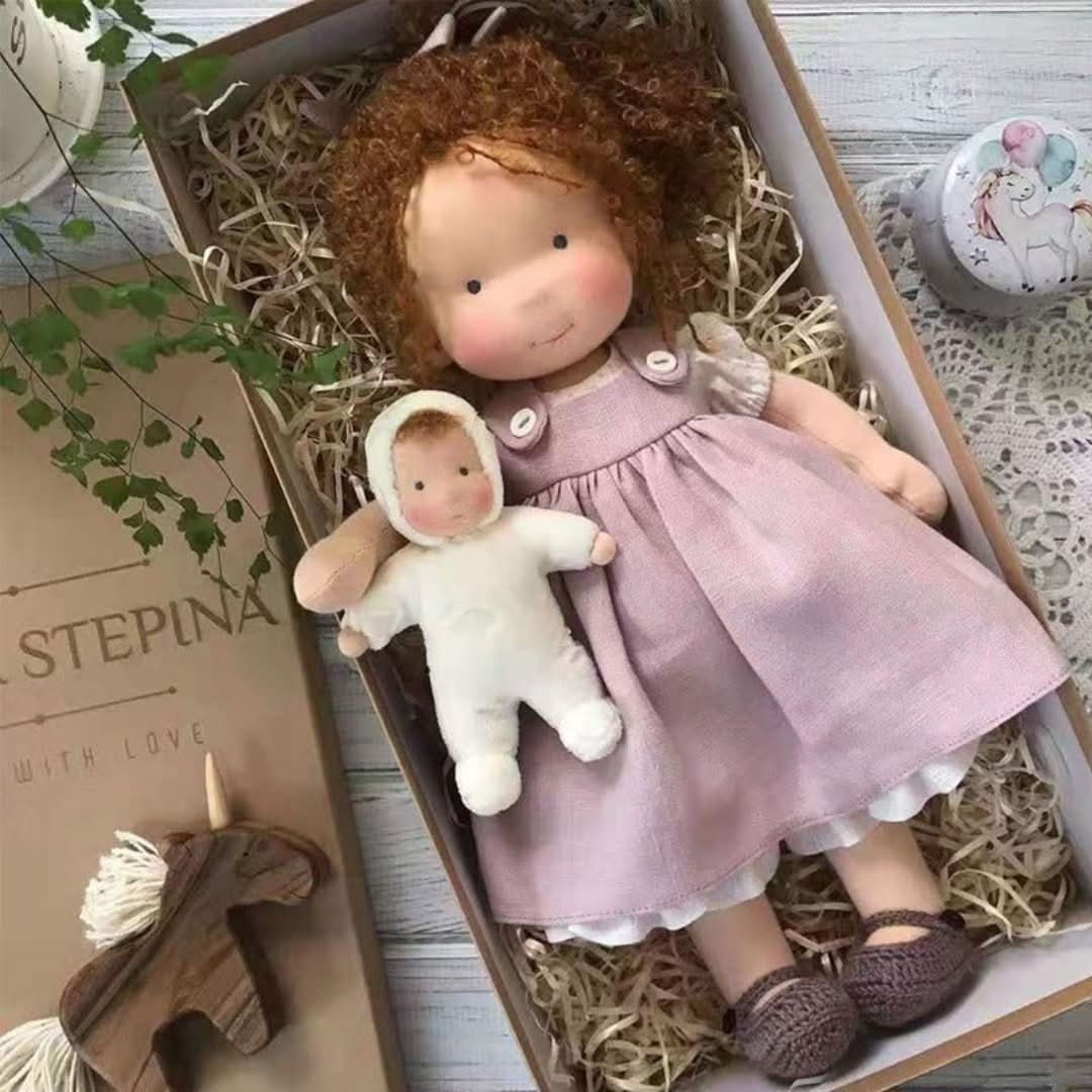 Handgemachte Waldorfpuppe aus natürlichen Materialien – 30 cm gross
