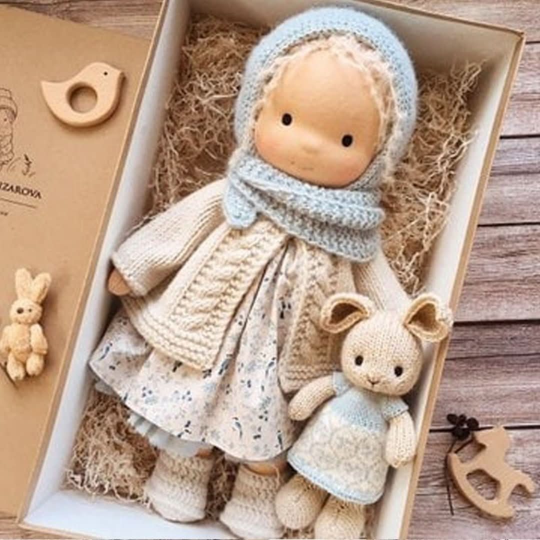 Handgemachte Waldorfpuppe aus natürlichen Materialien – 30 cm gross