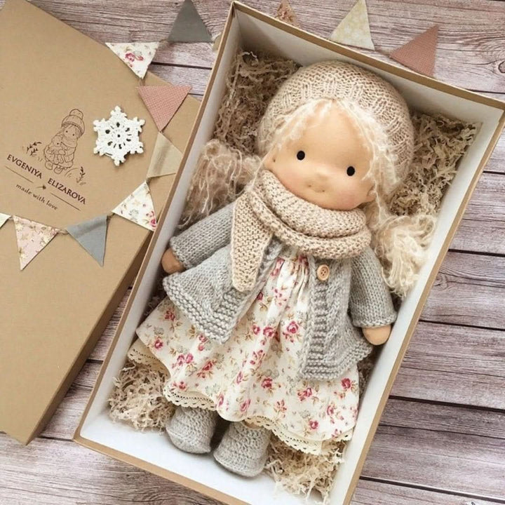 Handgemachte Waldorfpuppe aus natürlichen Materialien – 30 cm gross