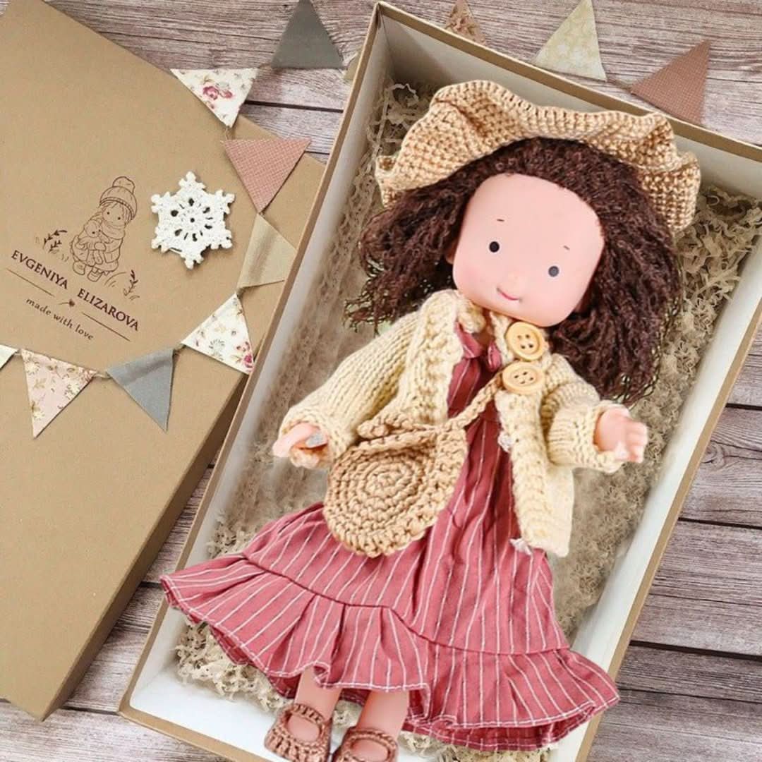 Handgemachte Waldorfpuppe aus natürlichen Materialien – 30 cm gross